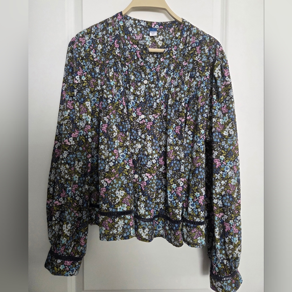 OLD NAVY Ditsy Floral Crochet Pintuck Top Large
